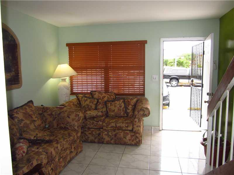 BEAUTIFUL TOWNHOUSE, FOR LIVING OR INVESTMENT, CLOSE TO MALL!