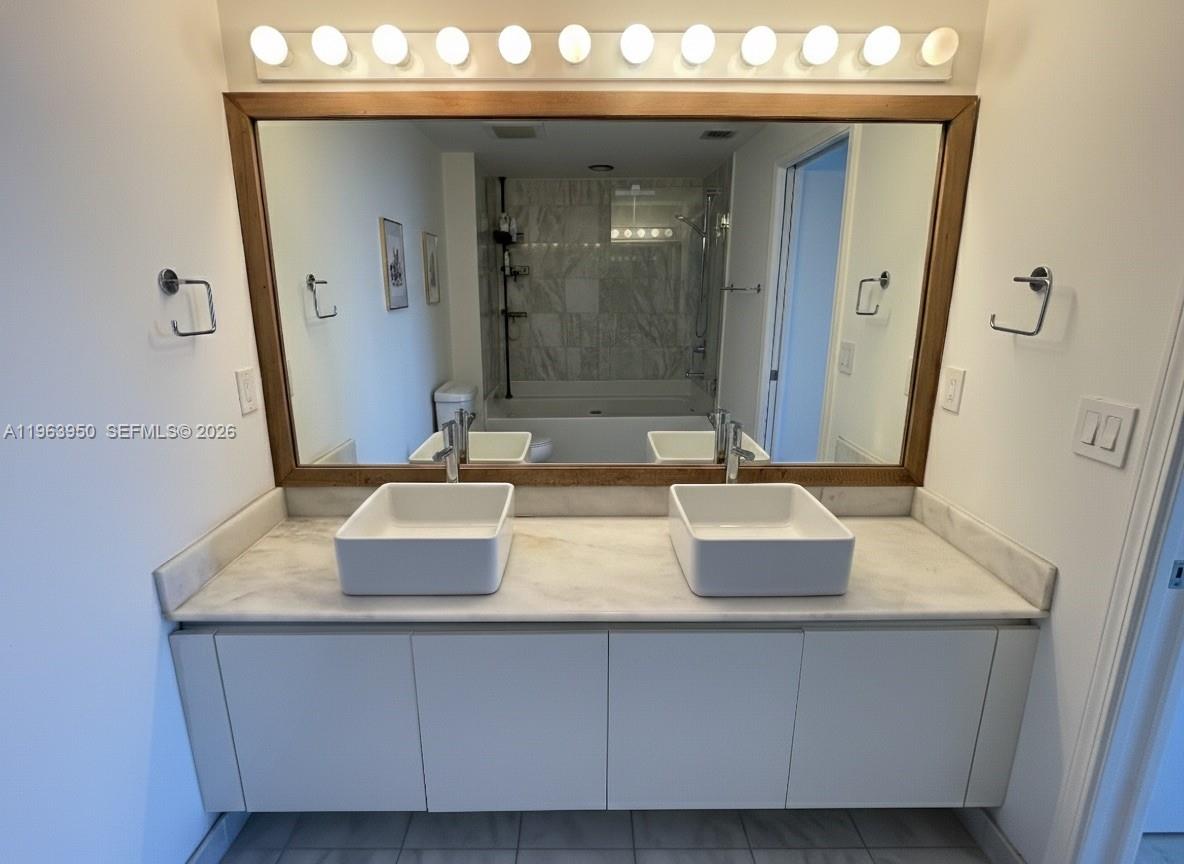 BLUE CONDO - Residential