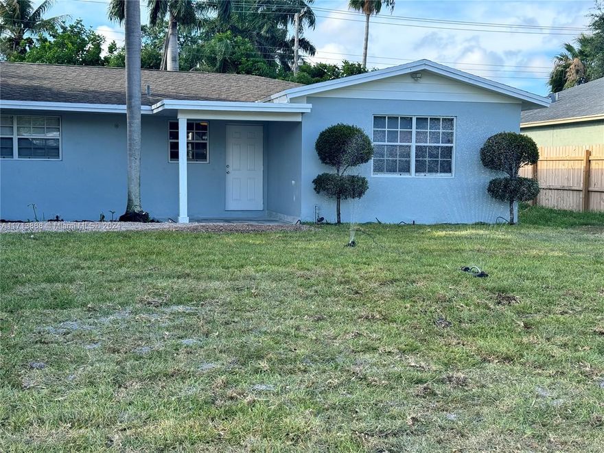 STUDIO!!!! Excellent opportunity for an afficiency apartment in an excellent location. Quick approval, Water and electricity included in the rent.
