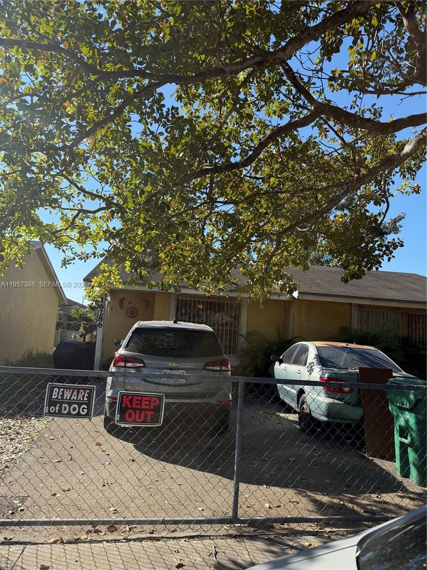 Great opportunity to make this house your home or for investors dream. Nice neighborhood. 3 bedroms and 2 baths, needs so,me cosmetics. This property is near schools, park, shopping and espressways. No HOA.