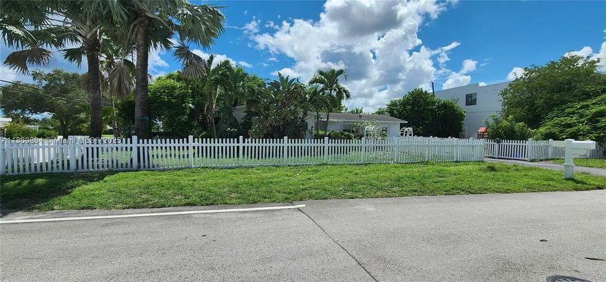 Short Term or Long Term Monthly House Rental available now for Seasonal Rental or Long Term Rental, either furnished or unfurnished! 3 bedroom 2 bath with lots of Natural Light, Large Fenced in Yard with Gated Access perfect for pets, Luscious landscaping and Onsite Storage, Trendy area with lots of new development around, Prime East Boca Raton Location, CLose to Mizner Park, Beach, Brightline Station, Tennis Courts, FAU. Location is 5 minute stroll to Brightline Train Station for easy no hassle travel to Miami, Fort Lauderdale, West Palm Beach, Orlando. Pets ok!
