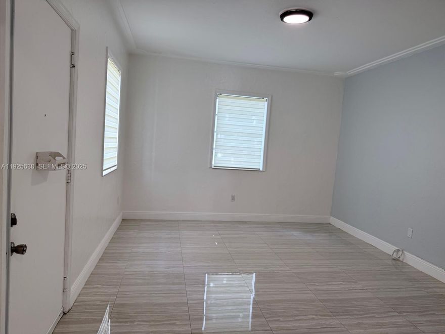 Art Deco Building. Unit ready to move in. Two bedroom/ Two Bath, washer inside the unit, Central AC, quiet residential Street, close to Lincoln Road.