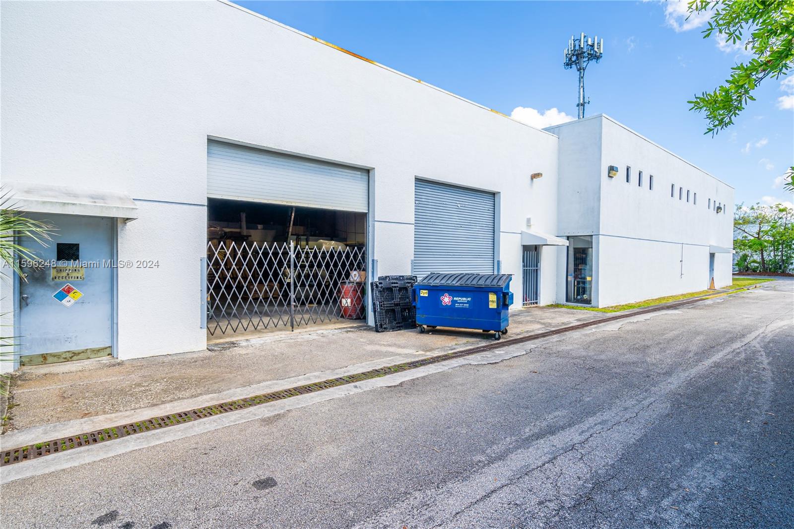 Main image without alt text