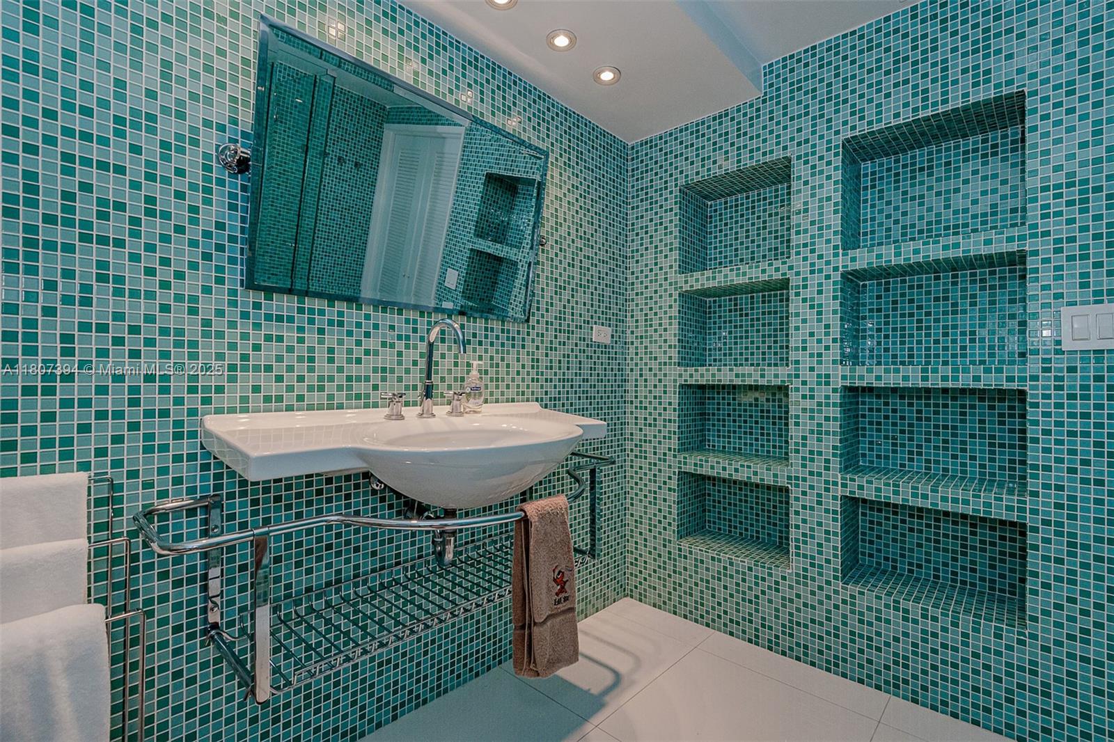 RONEY PALACE CONDO - Residential Lease