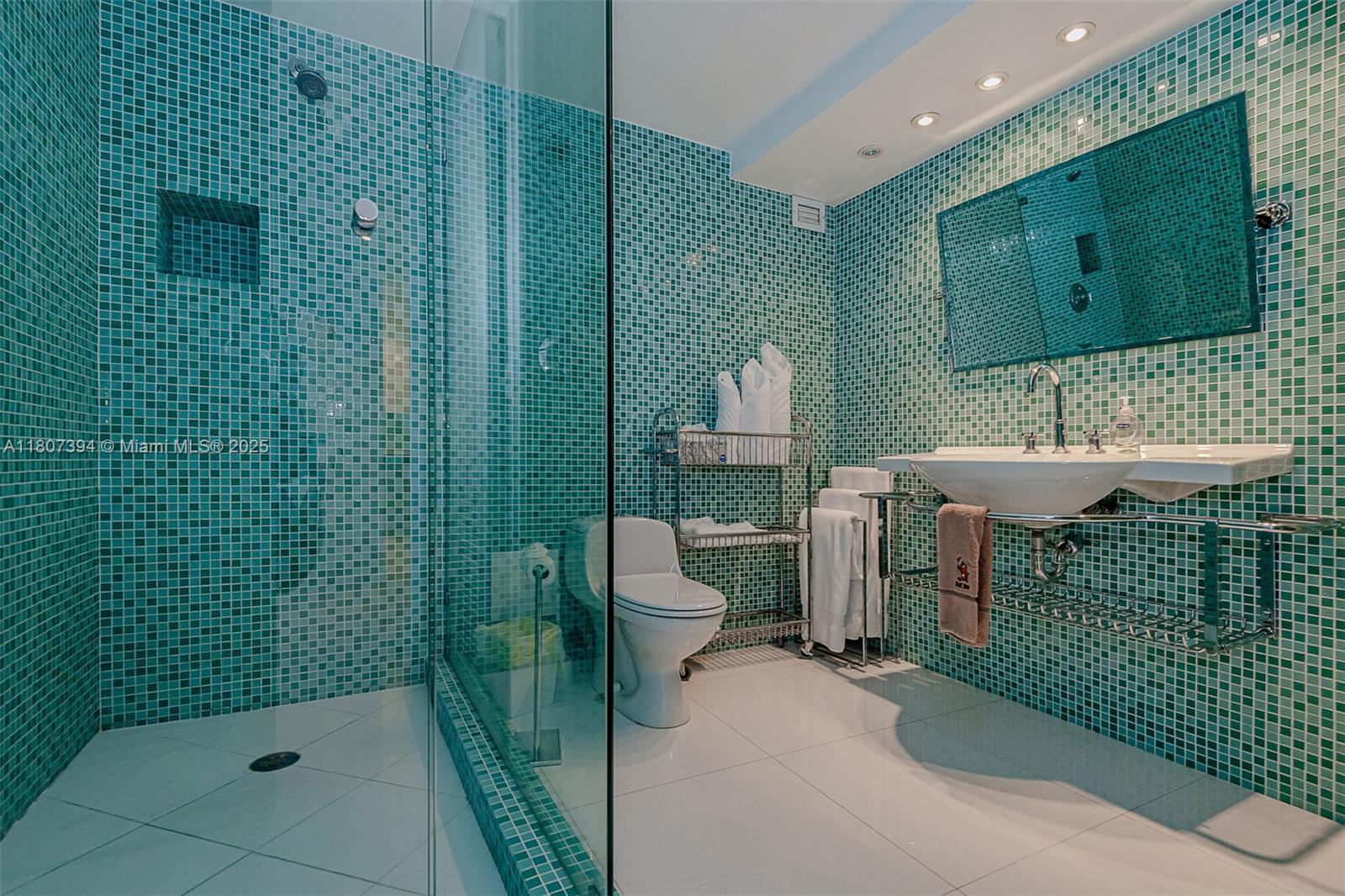 RONEY PALACE CONDO - Residential Lease