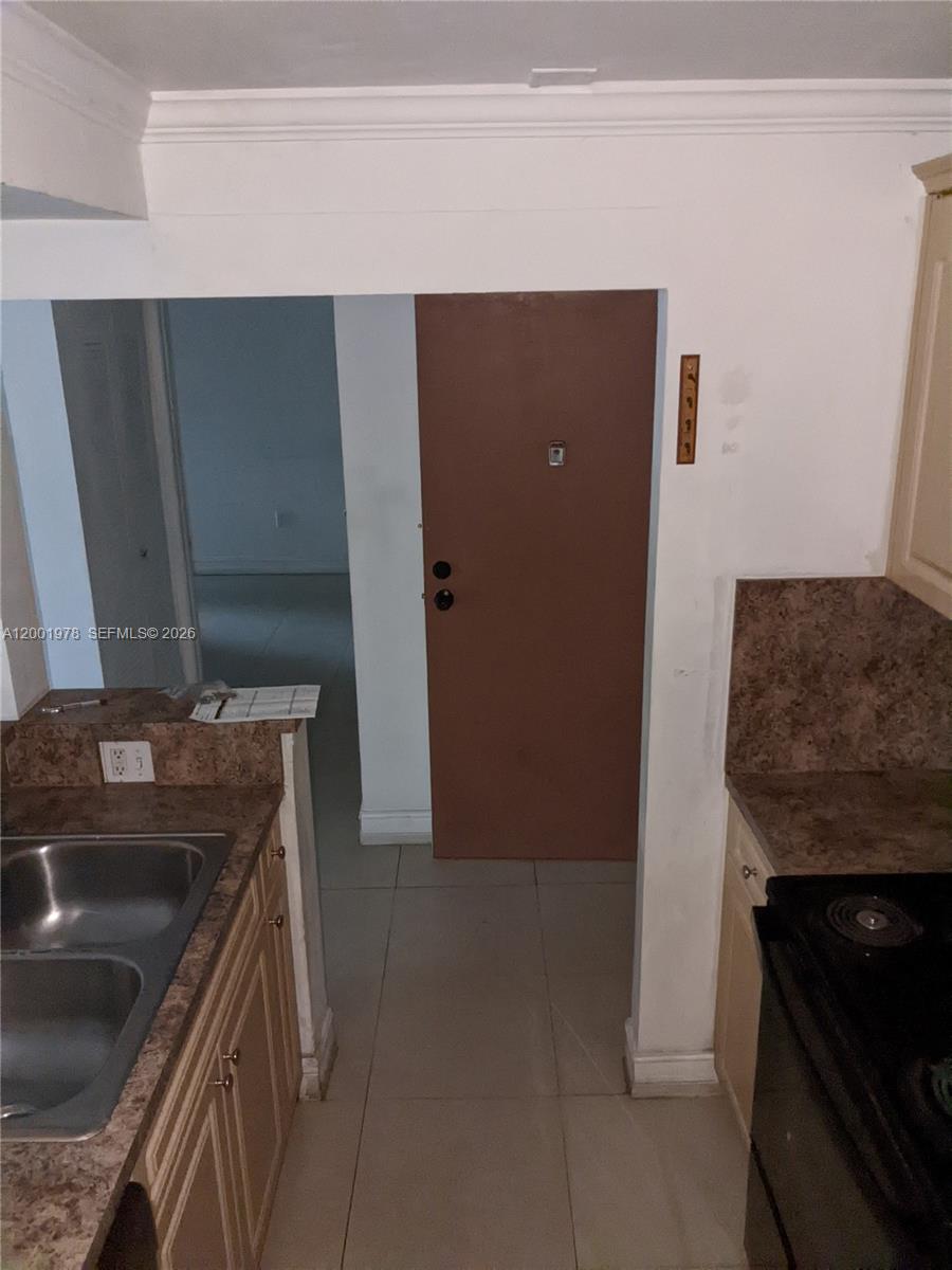 LAS BRISAS@ COUNTRY CLUB - Residential Lease