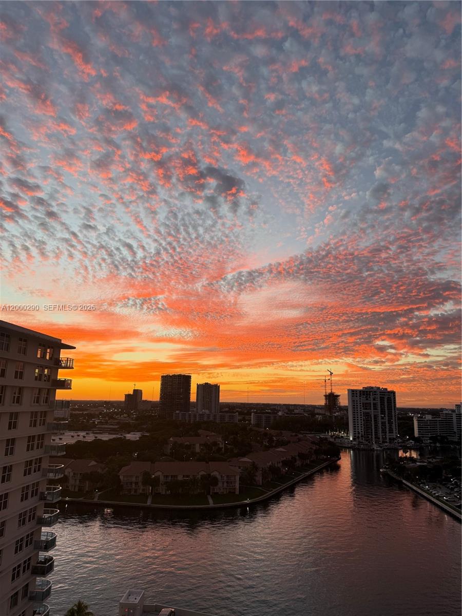 HALLMARK OF HOLLYWOOD CON - Residential