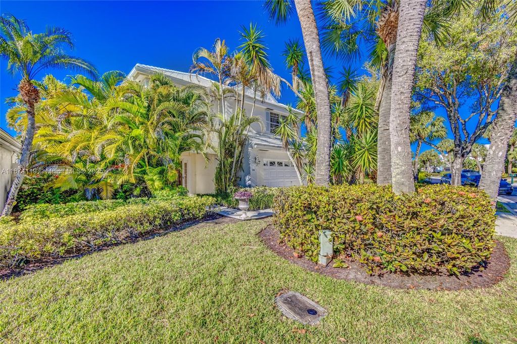 Photo of 30 Windsor Ln, Palm Beach Gardens, FL 33418 (MLS # A11874119)