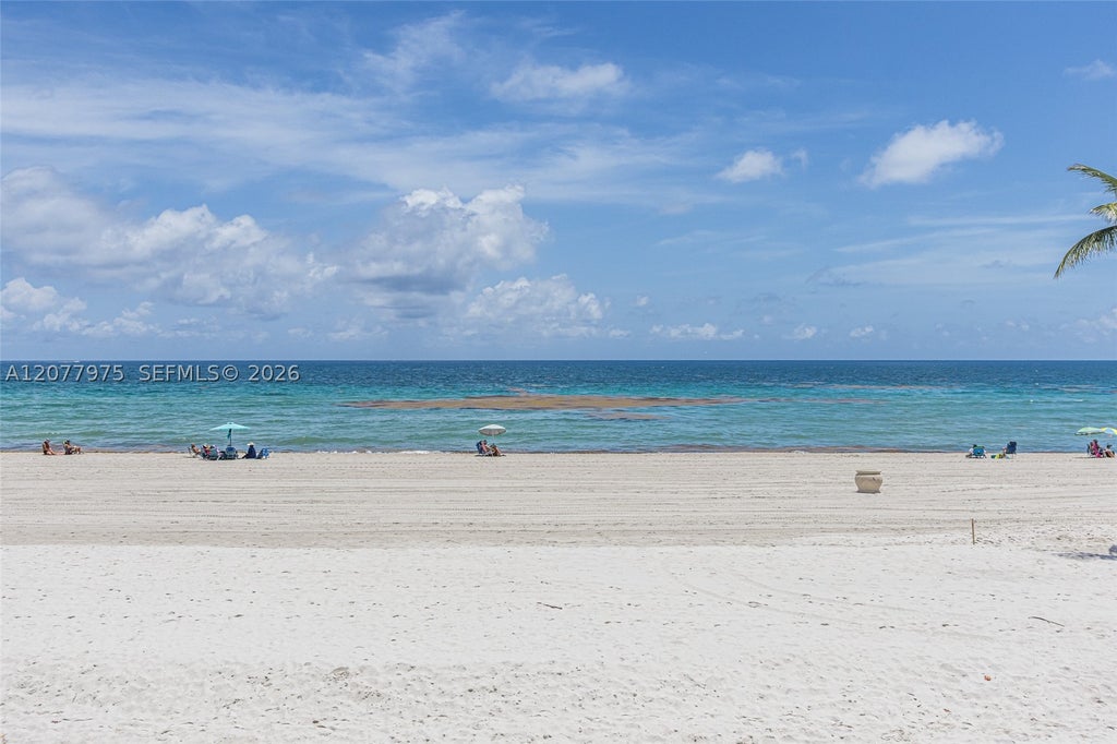 Photo of Hollywood, FL 33019 (MLS # A12077975)