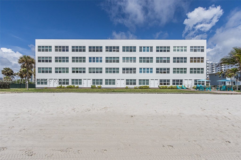 Photo of Hollywood, FL 33019 (MLS # A12077975)