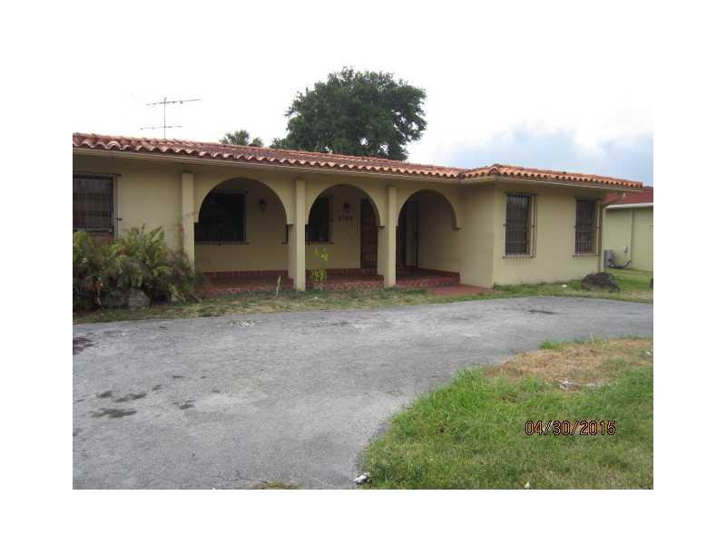 AS-IS, single family with 3 bedrooms, 3 baths on a 13,500 Sq Ft lot. Lots of potential. Cash only offering due to condition of the property but lots of potential. Corporate owned. Easy to show.