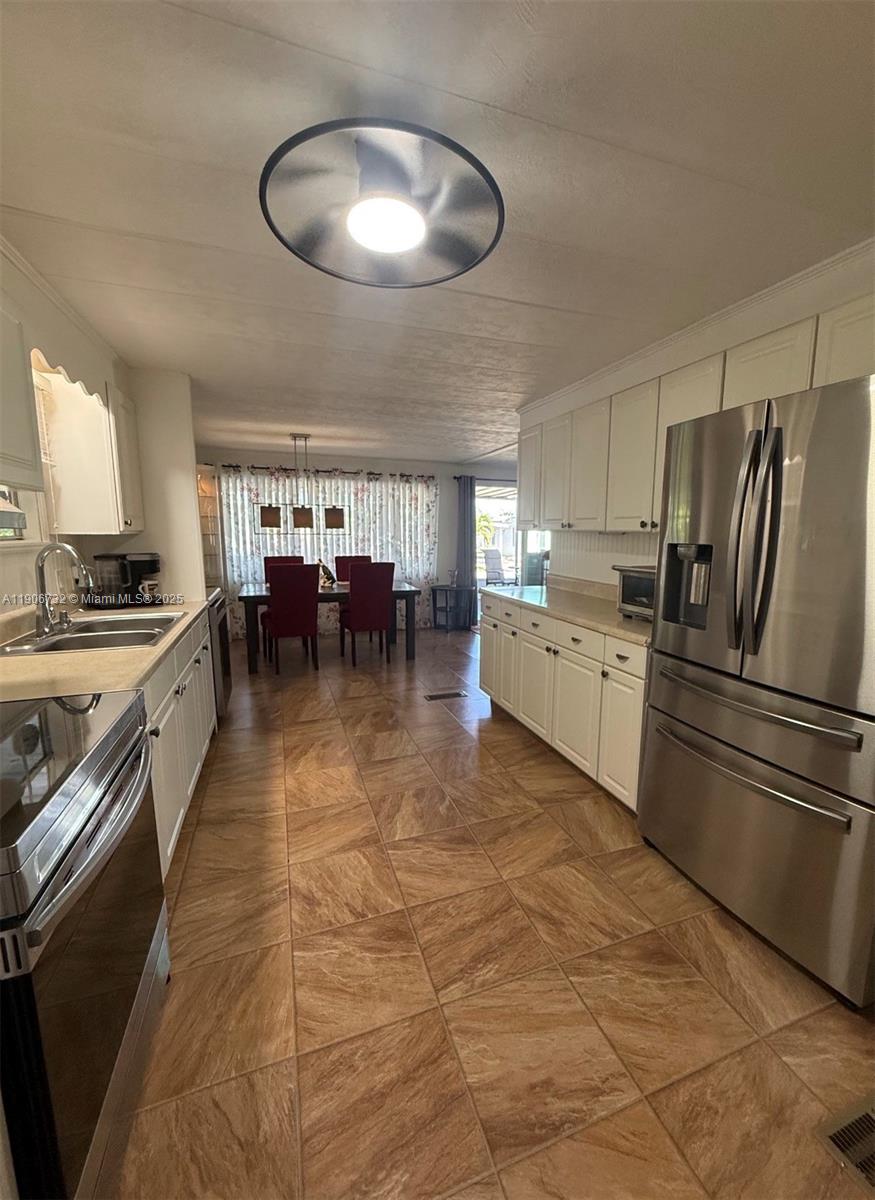 RAVENSWOOD ESTATES & MARI - Residential