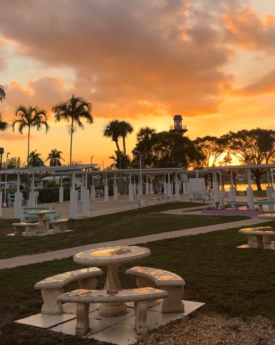 RAVENSWOOD ESTATES & MARI - Residential