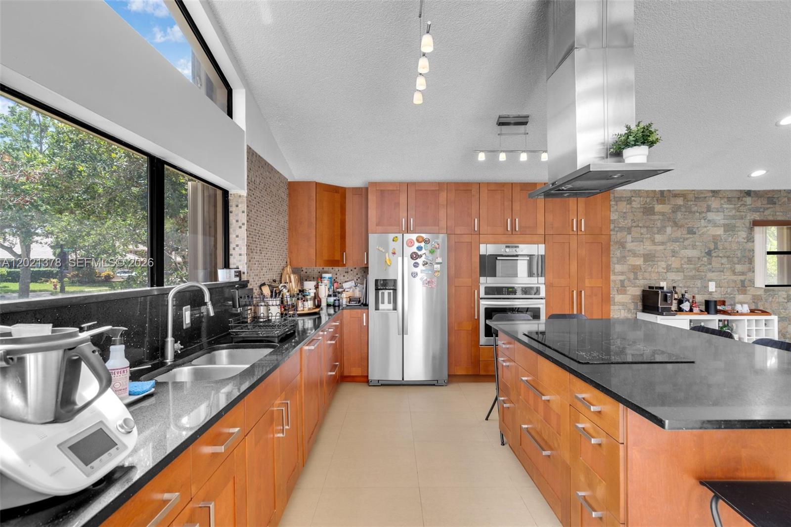 COUNTRY ISLES - Residential