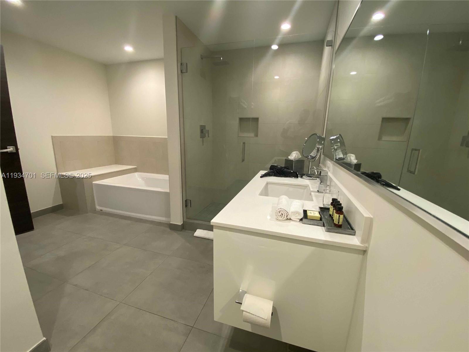 COSTA HOLLYWOOD CONDO - Residential