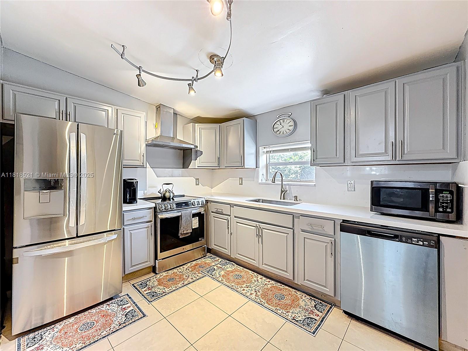 BREEZYWAY MANOR SECOND AD - Residential
