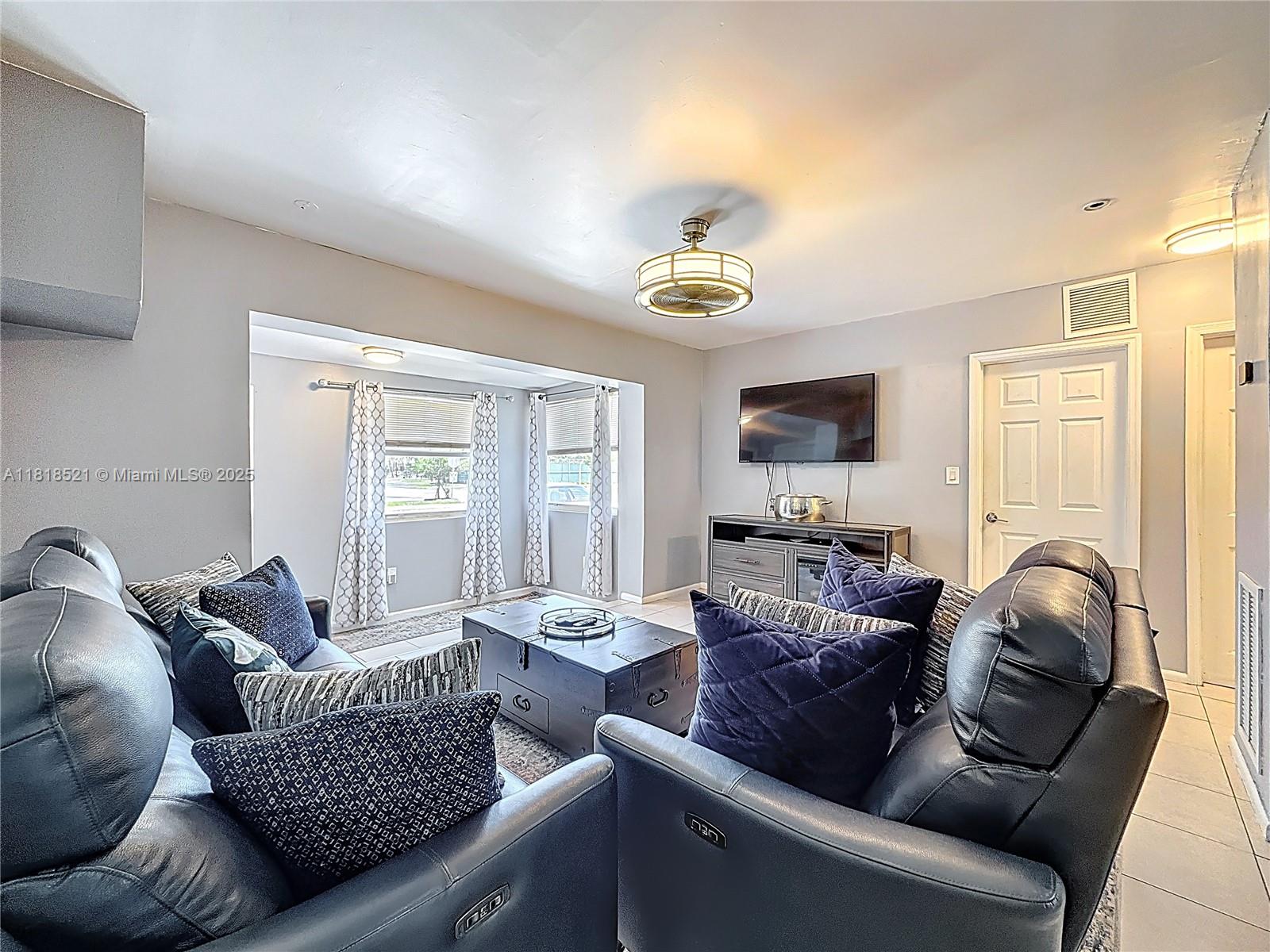 BREEZYWAY MANOR SECOND AD - Residential