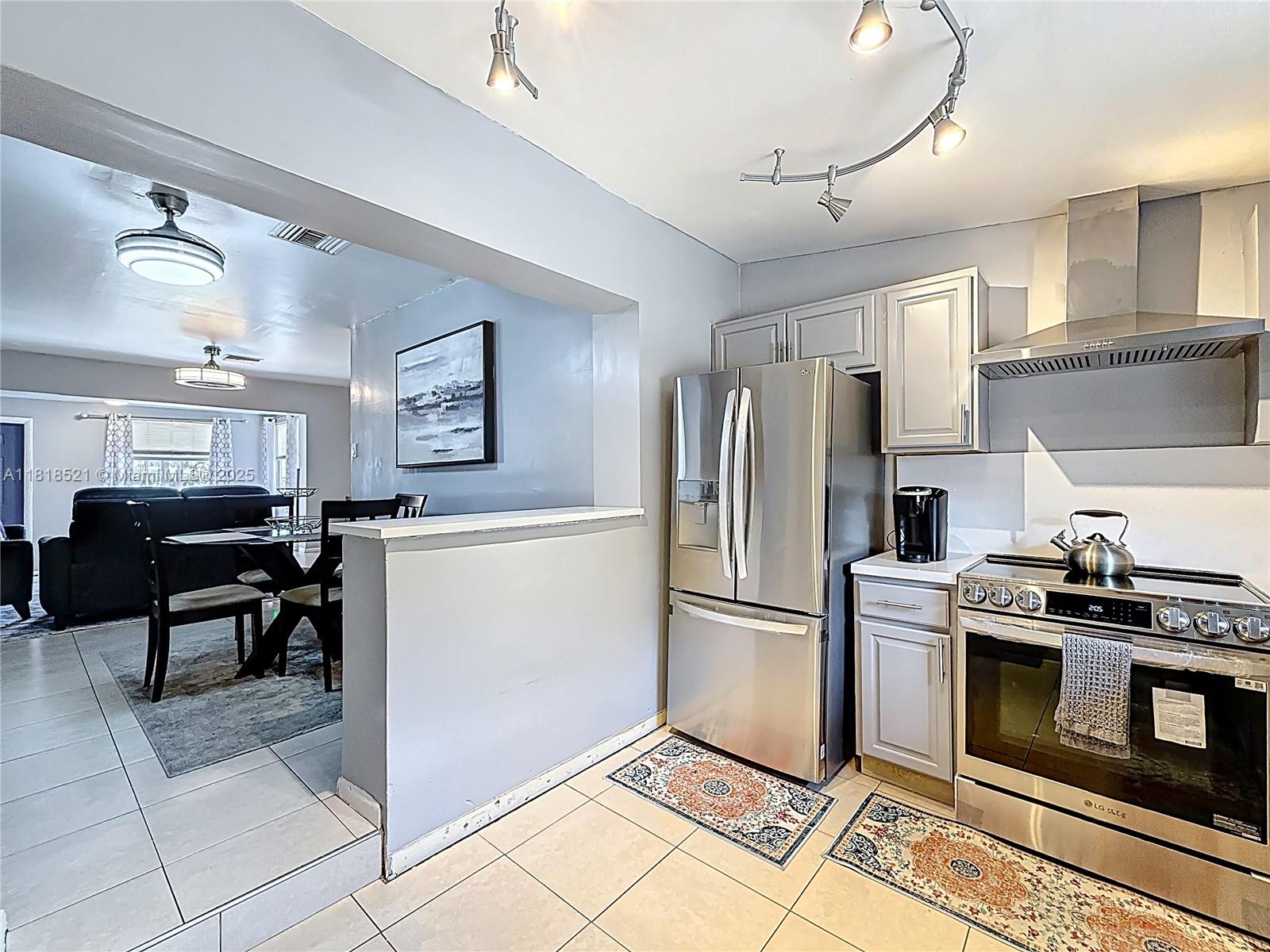BREEZYWAY MANOR SECOND AD - Residential