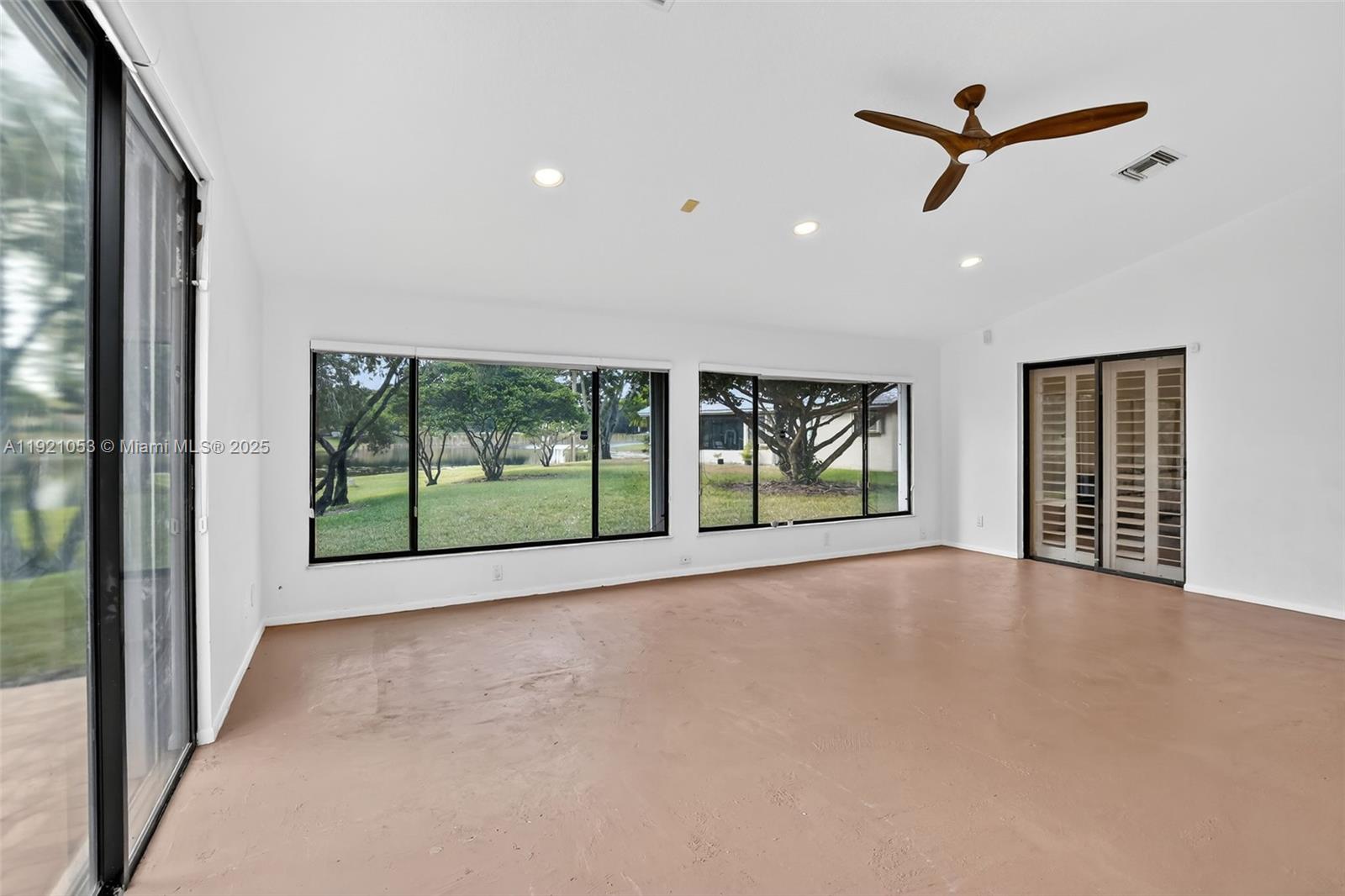 COUNTRY ISLES - Residential