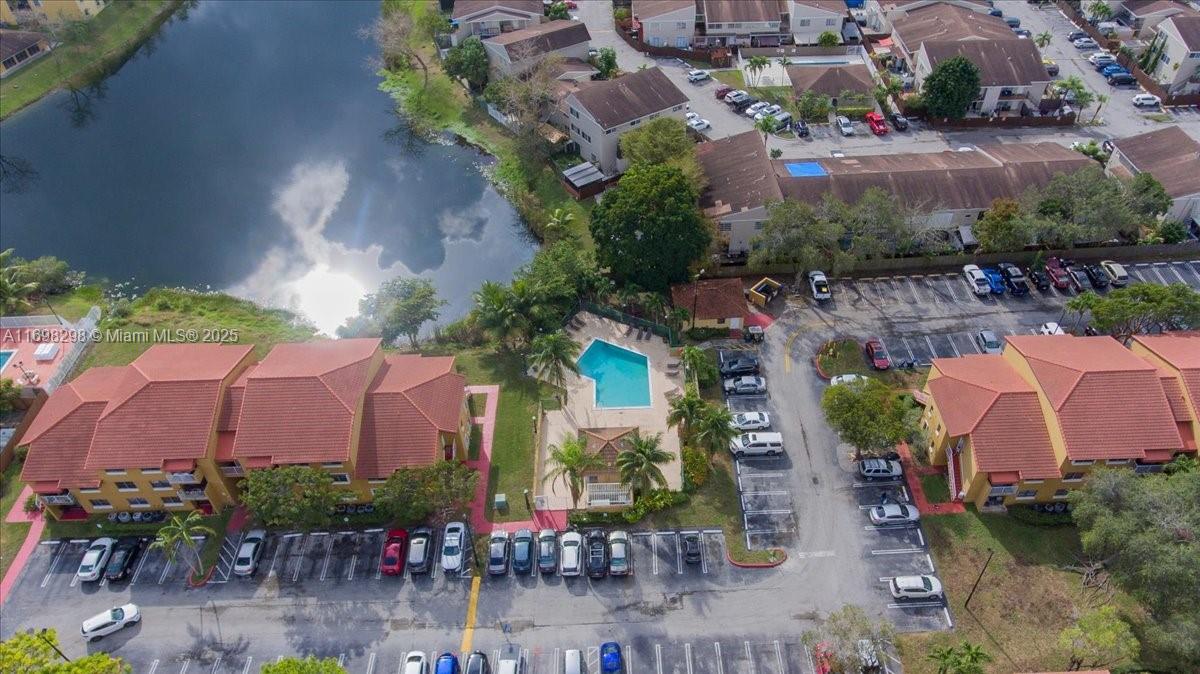 THE COURTS AT KENDALL - Residential