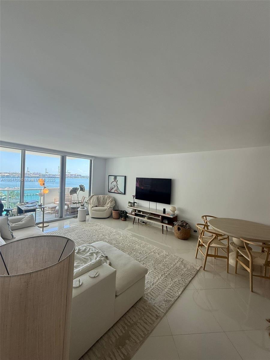 Rental Property at 1200 West Ave 930, Miami Beach, Miami-Dade County, Florida - Bedrooms: 1 
Bathrooms: 1  - $3,600 MO.