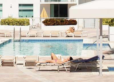 HOLLYWOOD STATION RES CON - Residential