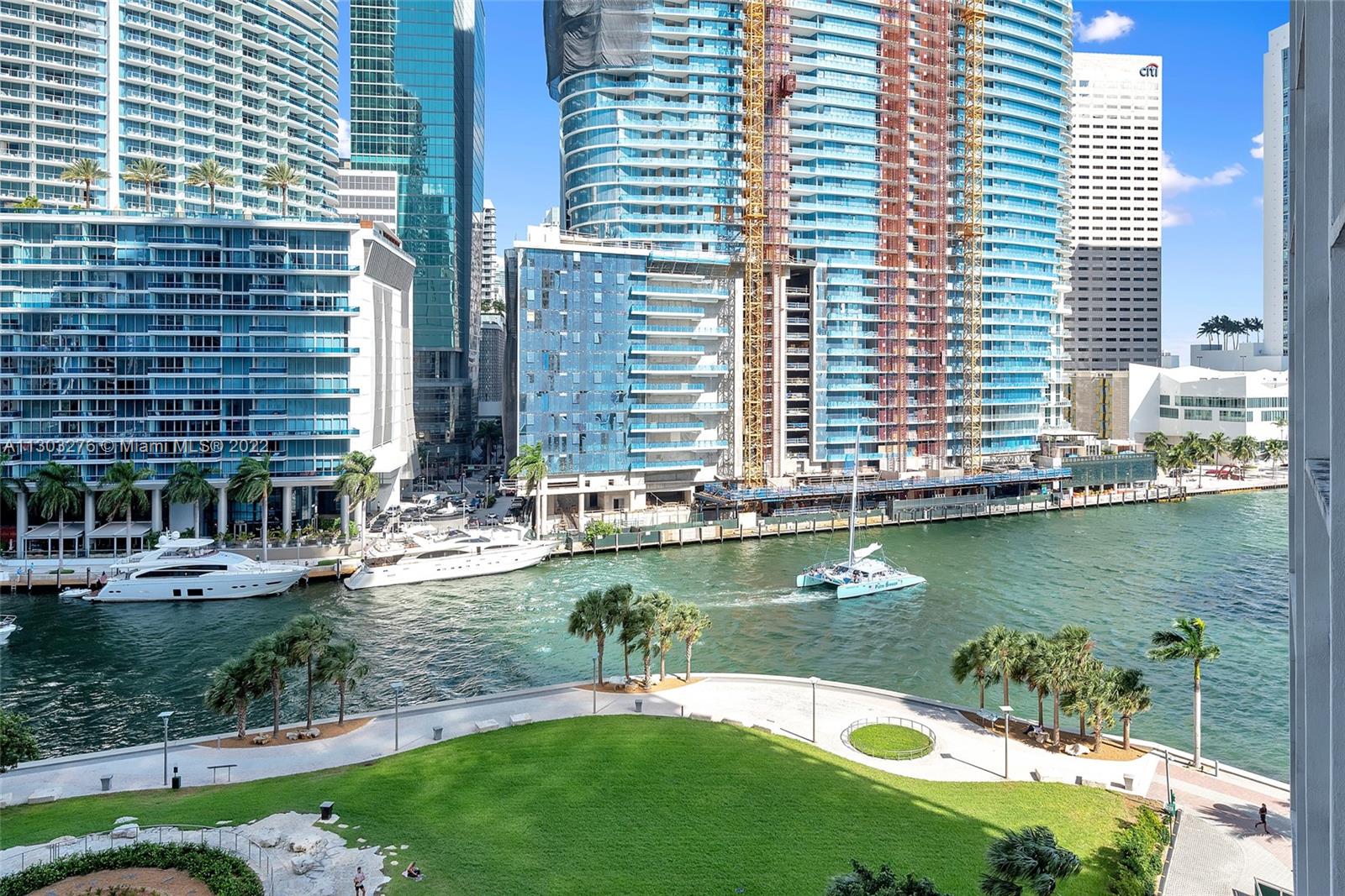 Gorgeous studio with amazing views at the prestigious Icon Brickell featuring porcelain floors and modern kitchen with wooden Cabinets. Stunning views of the river & Aston Martin brand new building. Excellent Location with easy access to the financial district, Bayside and Downtown. Awesome restaurants downstairs! Cantina La Veinte and Cipriani at lobby level. Amenities include Spa, fitness center, movie theater, Olympic size pool, valet, party room, and roof pools.