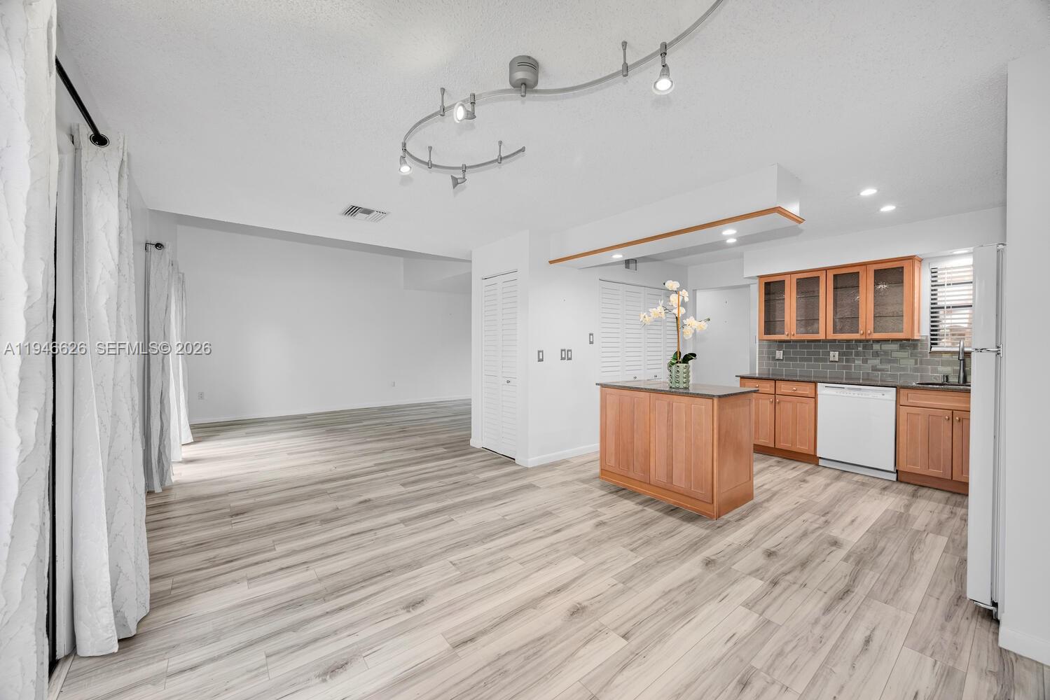 BRIAR BAY TOWNHOUSE ESTAT - Residential