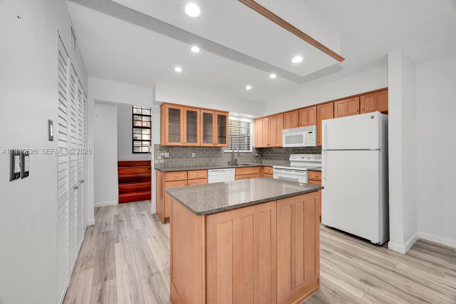 BRIAR BAY TOWNHOUSE ESTAT - Residential