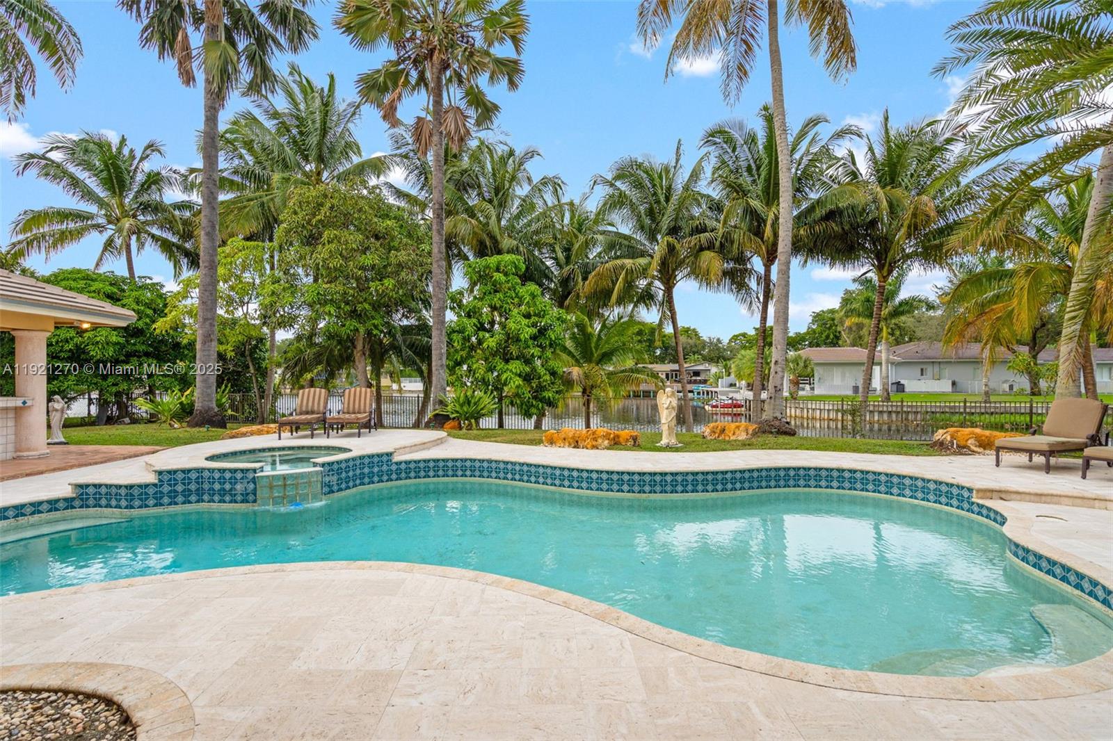 MIAMI LAKES - LOCH LOMOND - Residential