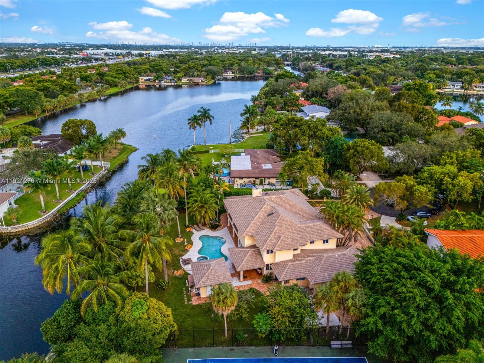 MIAMI LAKES - LOCH LOMOND - Residential