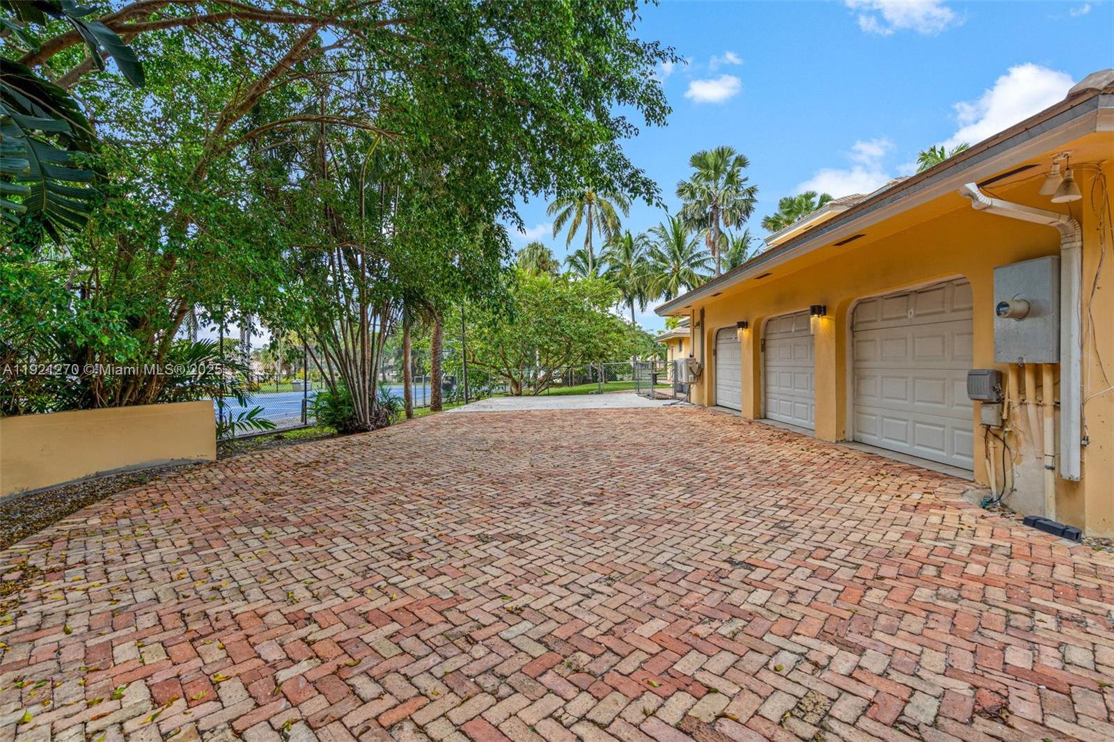 MIAMI LAKES - LOCH LOMOND - Residential