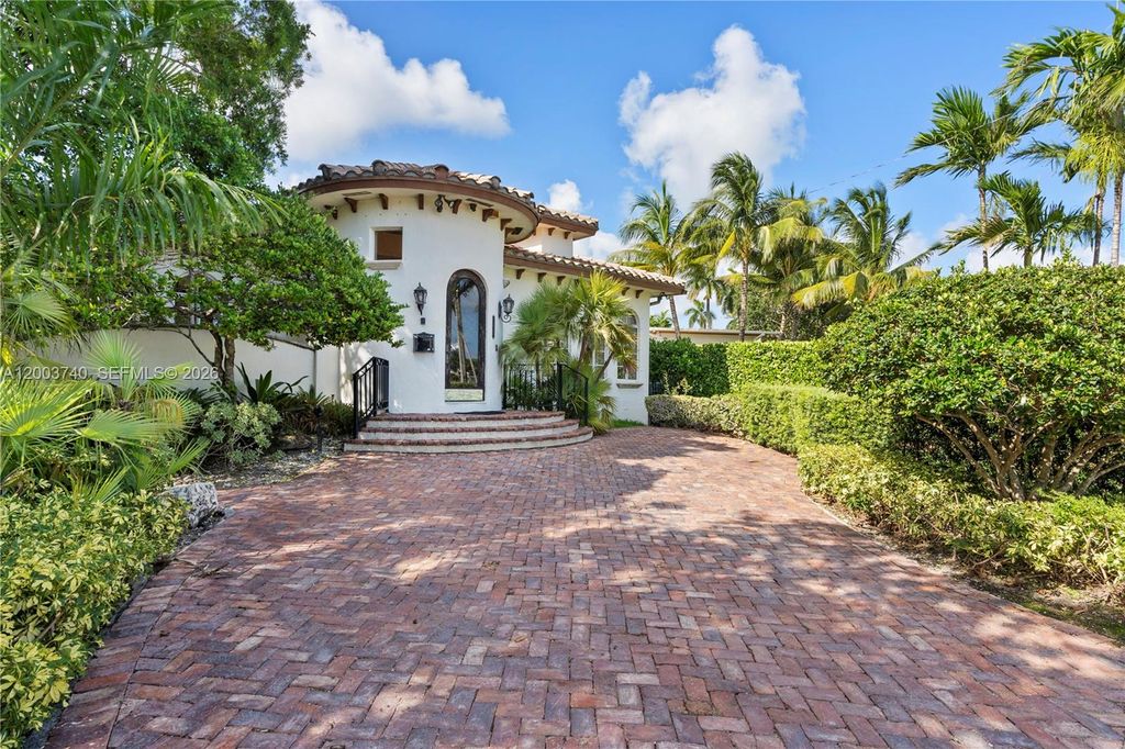 Photo of 1223 Jackson St, Hollywood, FL 33019 (MLS # A12003740)