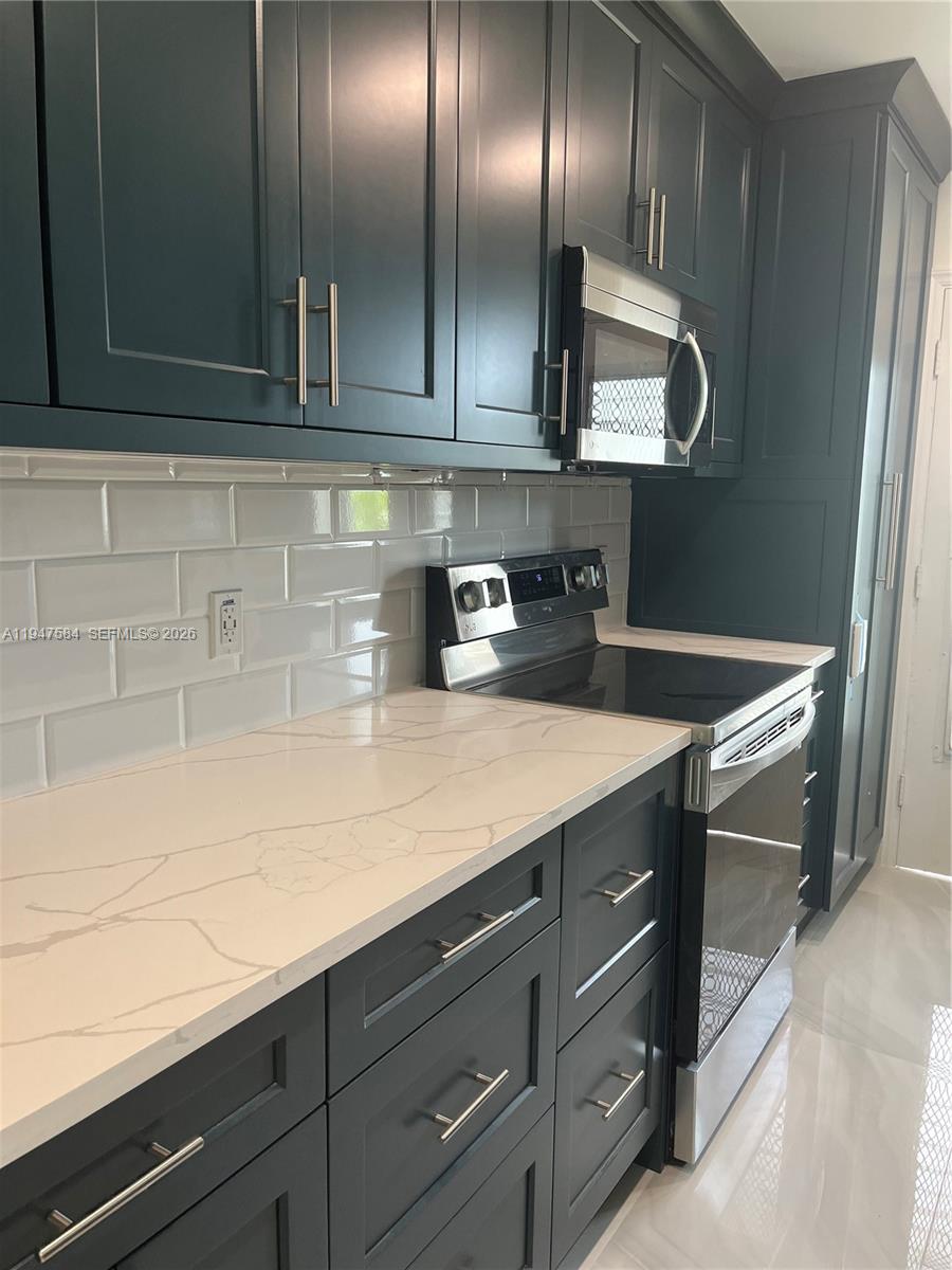 3922 NE 166th St S209