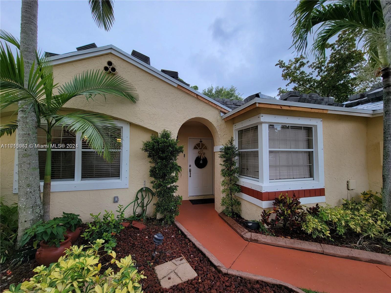 800 Nw 99th Ave, Plantation, Miami-Dade County, Florida - 5 Bedrooms  
2 Bathrooms - 