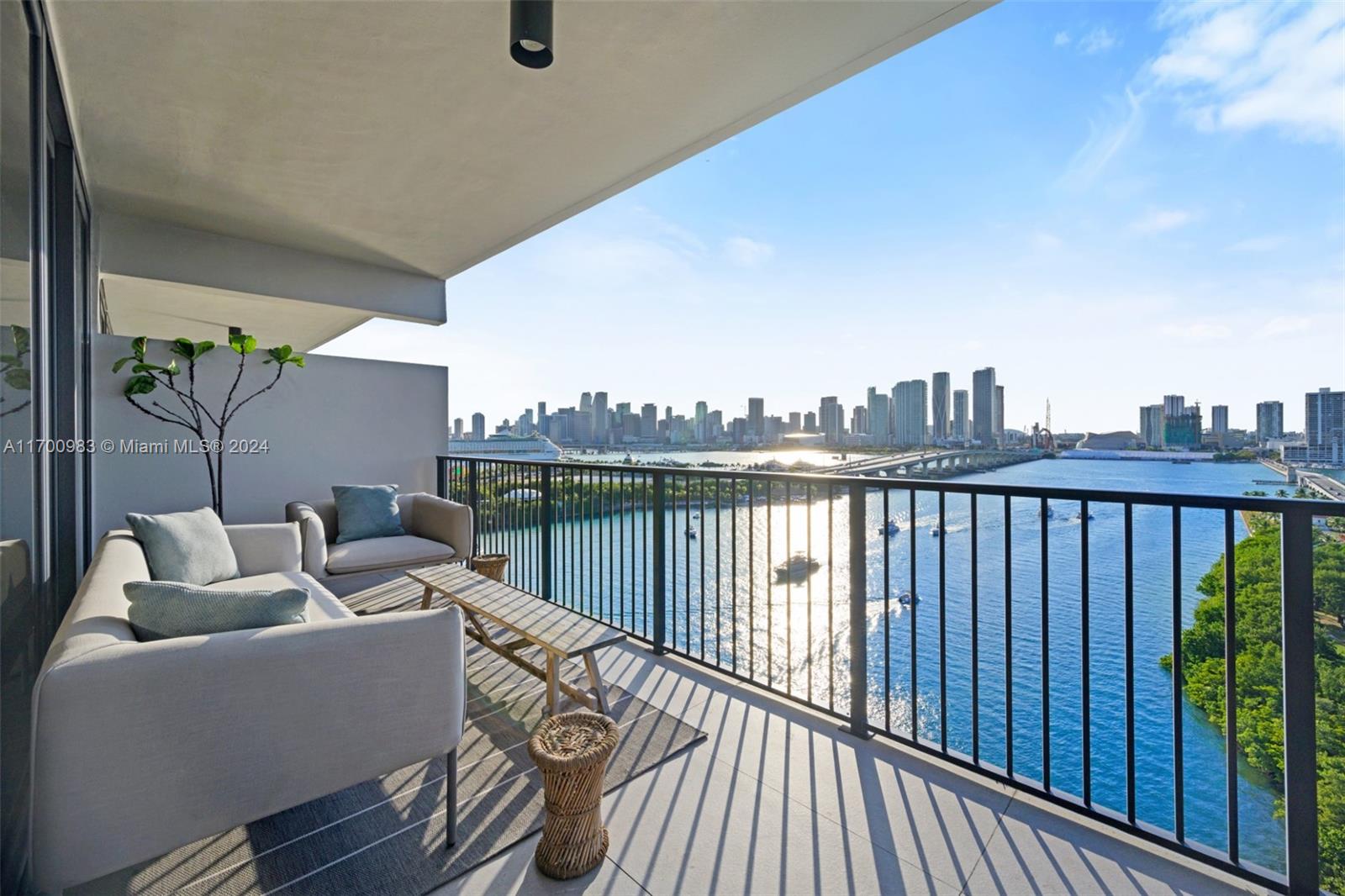 ONE THOUSAND VENETIAN WAY - Residential