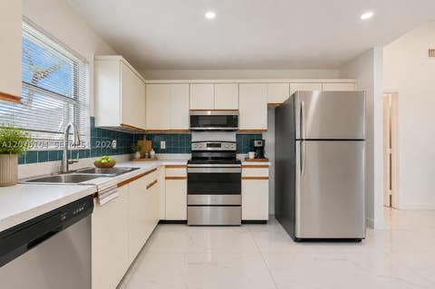 Tiny photo for 2215 SE 7th Pl, Homestead, FL 33033 (MLS # A12076104)