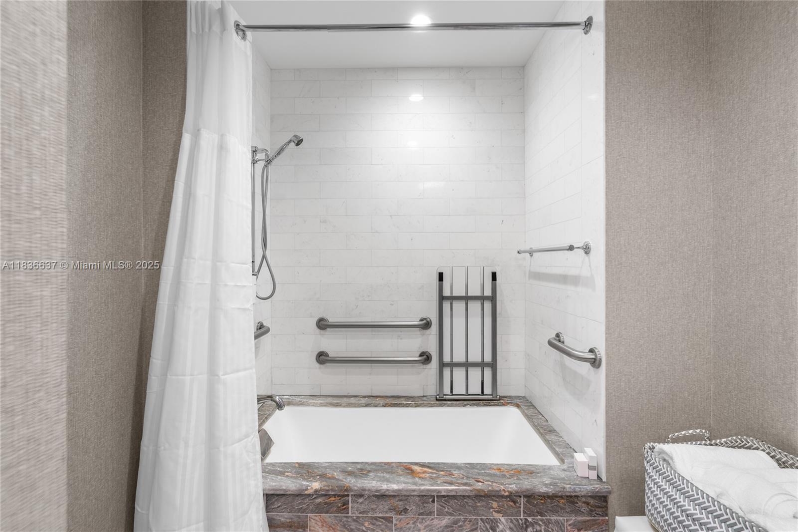 551 FLB CONDOMINIUM RESID - Residential