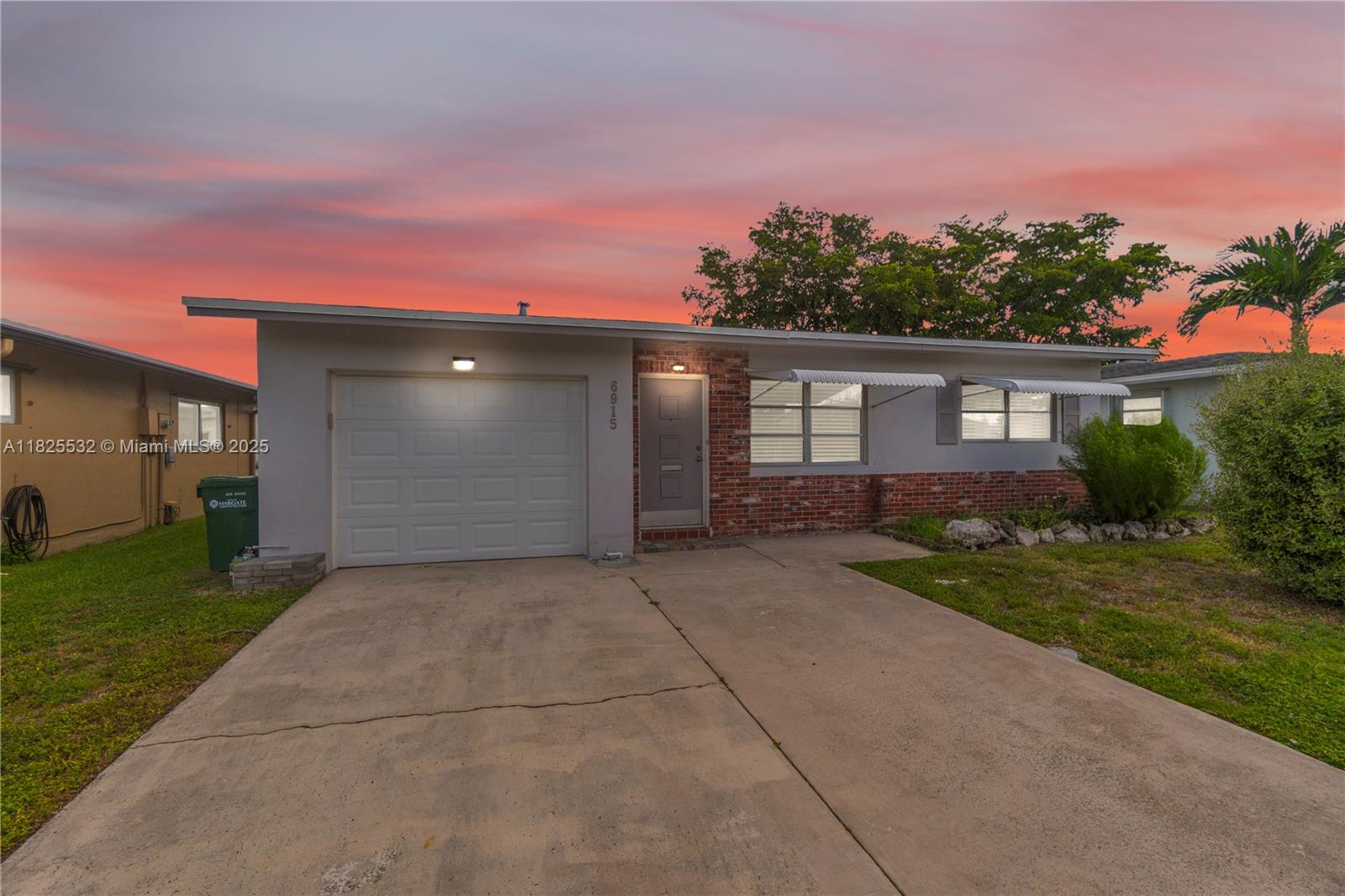 THIS IS 55+ PLUS COMMUNITY, AT LEAST ONE PERSON MUST BE OVER 55. ****NEW ROOF IN 2018***NEW AC 2025***UPDATED KITCHEN***UPDATED BATHROOM****UPDATED ELECTRICAL PANEL****FLORIDA ROOM***ONE CAR GARAGE AND TWO CAR DRIVEWAY**** LOCATED IN DESIRABLE PARADISE GARDENS 3***
HOA FEE COVER LAWN CARE AND ACCESS TO THE COMMUNITY POOL, GYM AND COMMUNITY ROOM FOR $113 PER MONTH. CONVEIENTLY LOCATED TO SHOPPING, DINING AND ALL MAJOR HIGHWAYS. HOA REQUIRES AT LEAST 700 CREDIT SCORE. RENTAL AFTER 1 YEAR OF ONWNERSHIP** NO SELLERS DISCLOSURE AS THE BANK IS HANDLING THE ESTATE AND NEVER LIVED AT THE PROPERTY***