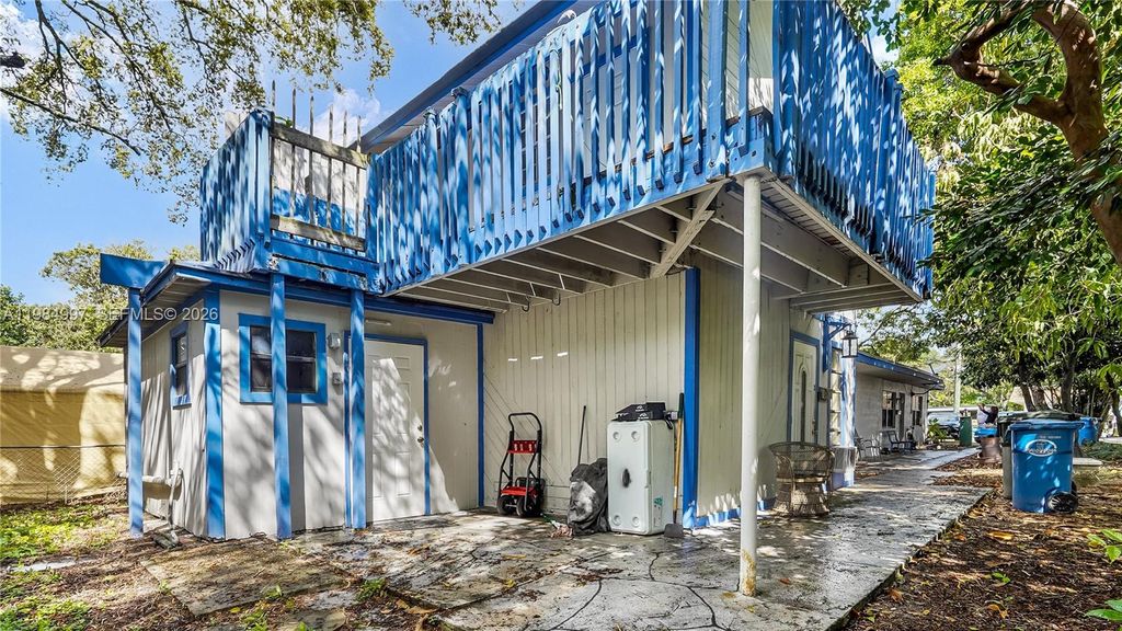 Photo of 898 NE 39th St, Oakland Park, FL 33334 (MLS # A11984997)