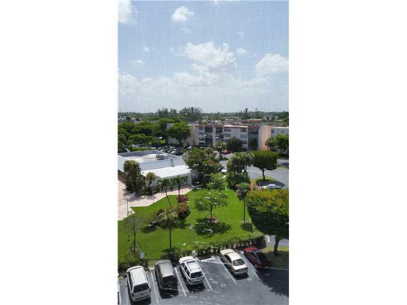 55+ COMMUNITY. GREAT 1 BED AND 1.5 BATH. UNIT IN THE HEART OF AVENTURA. RENOVATED BATHROOMS AND NEW FLOOR. SCREENED BALCONY. BEAUTIFUL WINDOW TREATMENTS. AMENITIES: GYM, CLUBHOUSE AND HEATED POOL. FREE AVENTURA SHUTTLE. CLOSE THE MALL, RESTAURANTS AND SHO PS. EASY TO SHOW!! THE PROPERTY IS VACANT ON SUPRA. THE GATE IS AVAILABLE MONDAY TO FRIDAY 9AM TO 4 PM. DIAL #555.