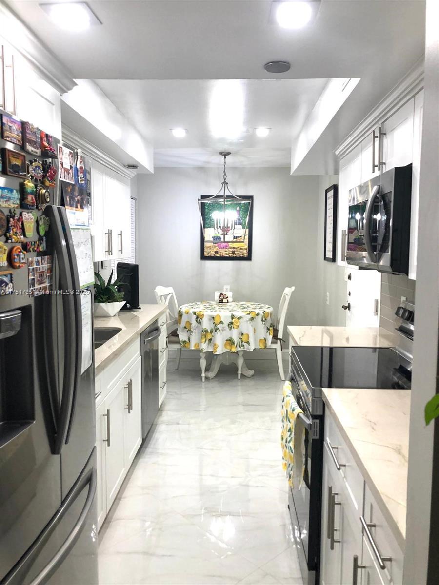 This beautiful, newly remodeled apartment offers convenience in the city of Pembroke pines for 55+, minutes from the city's community center and adjacent to one of the largest golf courses in the city of Broward. Apartment on the fourth floor completely remodeled and functional. It has 3 large bedrooms one suite, two modern full bathrooms, new fully equipped kitchen, balcony, 1 parking spaces (unlimited guest) Air conditioning 2021.
It has installation for a washer and dryer in addition to having a washer and dryer on the same floor.
A complex prepared to enjoy an active lifestyle with 4 heated swimming pools, tennis courts, gym, club house with meeting area (pin pong, stage, party room, etc).
1m1/2 walking area