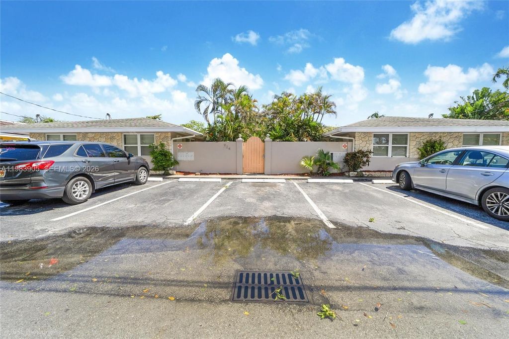 Photo of 924 NE 17th Ter #1, Fort Lauderdale, FL 33304 (MLS # A11983905)