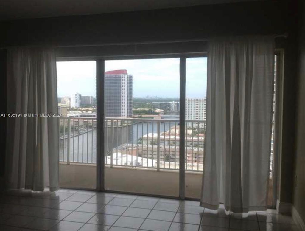 Photo 10 of 43 of listing 60a5dac2-d371-413b-86ad-f55e4f0287aa condo