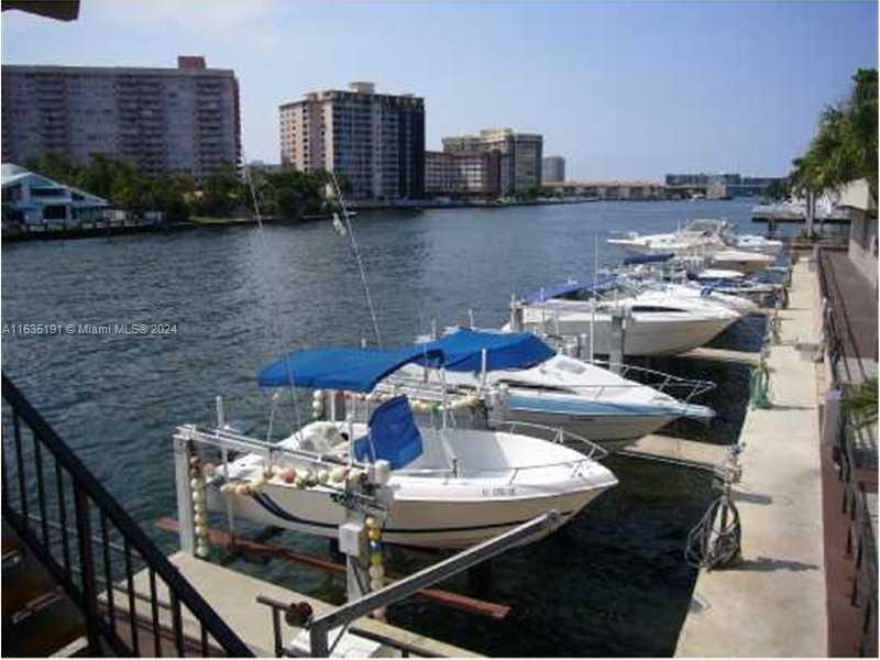 Photo 27 of 43 of listing 60a5dac2-d371-413b-86ad-f55e4f0287aa condo