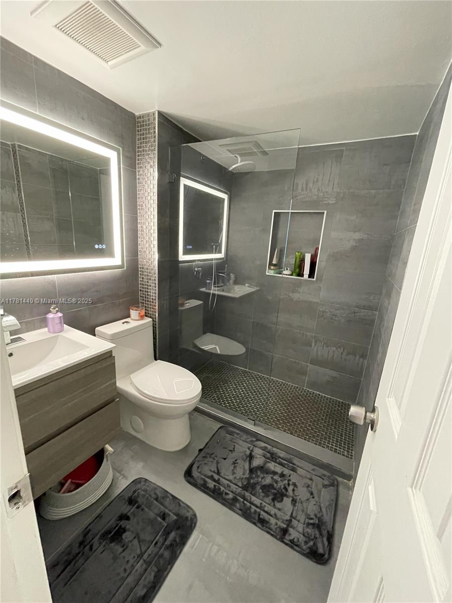 Property for Sale at 112 Royal Park Dr 2G, Oakland Park, Miami-Dade County, Florida - Bedrooms: 2 
Bathrooms: 2  - $280,000