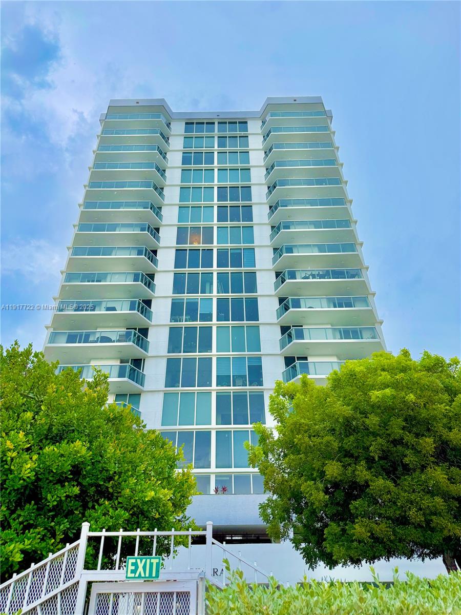 2401 Collins Ave 611