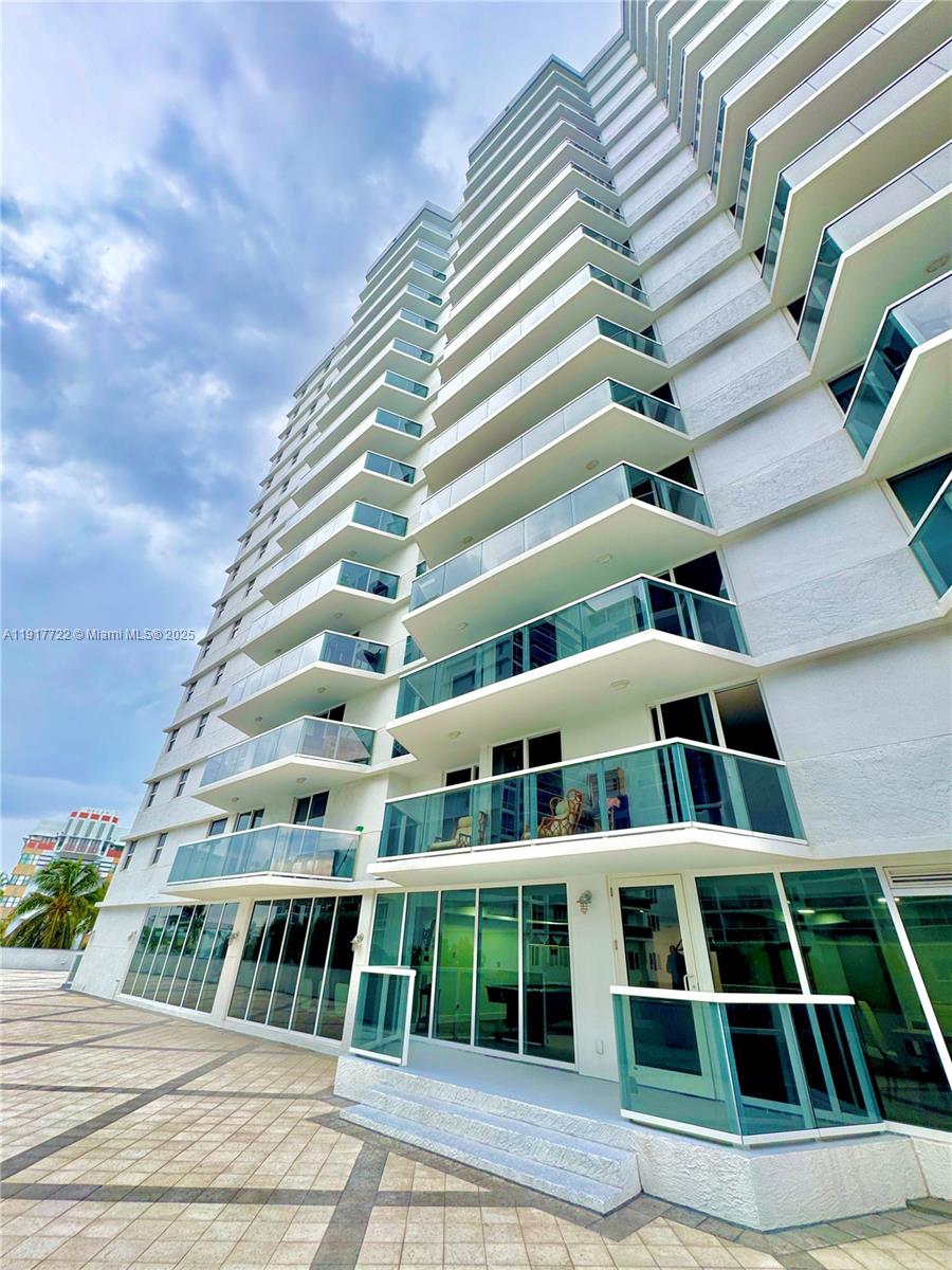 2401 Collins Ave 611