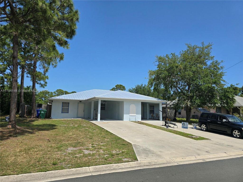 Photo of 160 Empress Ave, Sebastian, FL 32958 (MLS # A11784148)