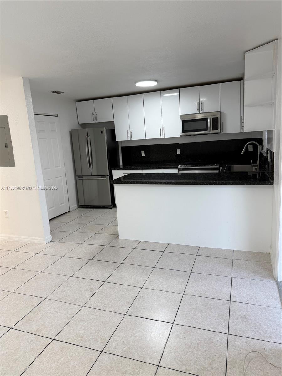 Rental Property at 925 Sw 8th St C, Hallandale Beach, Broward County, Florida - Bedrooms: 3 
Bathrooms: 3  - $3,200 MO.